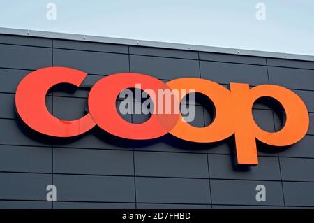 Lugano, Tessin, Schweiz - 12. Oktober 2020 : Coop Logo auf dem Ladengebäude in Lugano. Die Coop-Gruppe ist einer der grössten Einzelhandels- und Handelsunternehmen der Schweiz Stockfoto