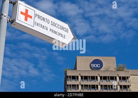 Lugano, Tessin, Schweiz - 14. Oktober 2020 : Blick auf das Schild der Notaufnahme vor dem Civico Krankenhaus in Lugano, Schweiz Stockfoto