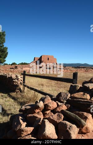 Die Ruinen einer Missionskirche, die 1619 von den Spaniern im heutigen New Mexico, USA, erbaut wurde, gehören zu den Attraktionen im Pecos National Historical Park. Stockfoto