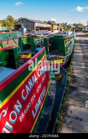 Bunt bemalter traditioneller Kanal oder schmale Boote auf dem Grand Union Kanal in Braunston in northamptonshire, großbritannien Stockfoto