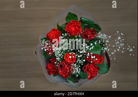 Schöne rote Rosen, schöne Blumenstrauß aus der Nähe isoliert auf dem Hintergrund Stockfoto