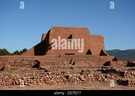 Die Ruinen einer Missionskirche, die 1619 von den Spaniern im heutigen New Mexico, USA, erbaut wurde, gehören zu den Attraktionen im Pecos National Historical Park. Stockfoto