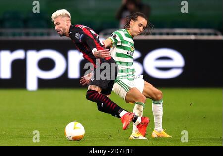 Samu Castillejo (links) von AC Milan und Diego Laxalt von Celtic kämpfen während des UEFA Europa League Group H-Spiels im Celtic Park, Glasgow, um den Ball. Stockfoto