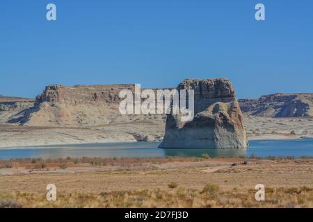 Blick auf den Lone Rock Beach Campground in der Wahweap Bay am Lake Powell im Glen Canyon National Recreation Area, Utah Stockfoto