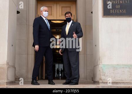 Washington, Usa. Oktober 2020. US-Verteidigungsminister Mark Esper, rechts, begrüßt den israelischen Verteidigungsminister Benjamin Gantz zu bilateralen Gesprächen im Pentagon 22. Oktober 2020 in Washington, DC Quelle: Marvin Lynchard/DOD photo/Alamy Live News Stockfoto
