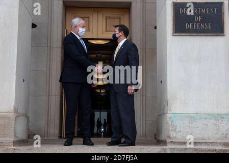 Washington, Usa. Oktober 2020. US-Verteidigungsminister Mark Esper, rechts, begrüßt den israelischen Verteidigungsminister Benjamin Gantz zu bilateralen Gesprächen im Pentagon 22. Oktober 2020 in Washington, DC Quelle: Marvin Lynchard/DOD photo/Alamy Live News Stockfoto