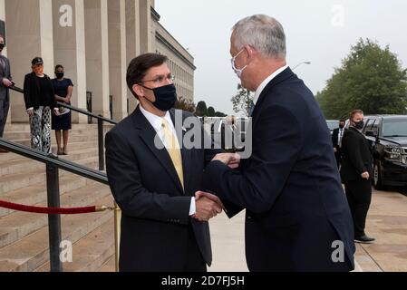 Washington, Usa. Oktober 2020. US-Verteidigungsminister Mark Esper, links, begrüßt den israelischen Verteidigungsminister Benjamin Gantz zu bilateralen Gesprächen im Pentagon 22. Oktober 2020 in Washington, DC Quelle: Marvin Lynchard/DOD photo/Alamy Live News Stockfoto