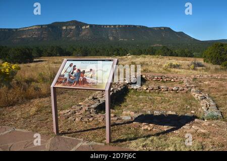 Die Ruinen einer indianischen Gemeinde, die 1300 im heutigen New Mexico, USA gegründet wurde, gehören zu den Attraktionen im Pecos National Historical Park. Stockfoto