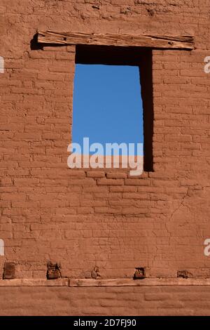 Die Ruinen einer Missionskirche, die 1619 von den Spaniern im heutigen New Mexico, USA, erbaut wurde, gehören zu den Attraktionen im Pecos National Historical Park. Stockfoto