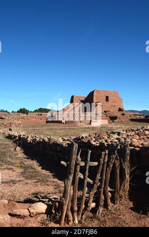 Die Ruinen einer Missionskirche, die 1619 von den Spaniern im heutigen New Mexico, USA, erbaut wurde, gehören zu den Attraktionen im Pecos National Historical Park. Stockfoto