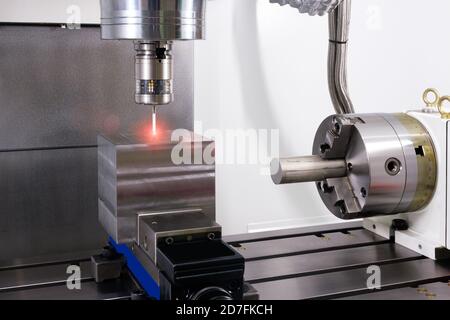Betreiber Inspektion dimension Metallteilen von CMM nach Bearbeitung in der industriellen Produktion. Stockfoto