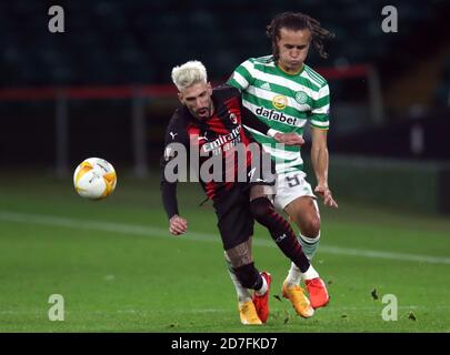 Samu Castillejo (links) von AC Milan und Diego Laxalt von Celtic kämpfen während des UEFA Europa League Group H-Spiels im Celtic Park, Glasgow, um den Ball. Stockfoto