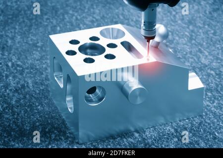 Betreiber Inspektion dimension Metallteilen von CMM nach Bearbeitung in der industriellen Produktion. Stockfoto
