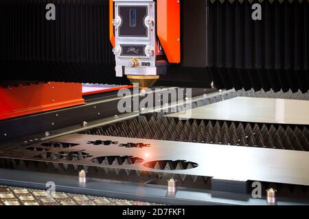 Schneiden von Metall. Hochpräzise CNC-Gas schneiden Metallblech. Stockfoto