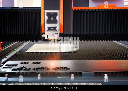 Schneiden von Metall. Hochpräzise CNC-Gas schneiden Metallblech. Stockfoto