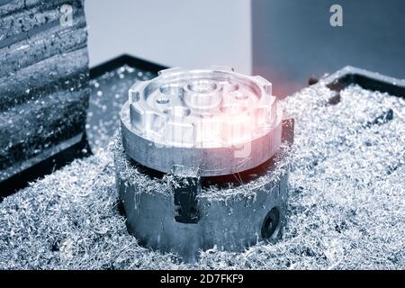 Die hochpräzise CNC-Fräsmaschine mit Schneidprobe in Blau-Silber-Ton.die Mikro-Schneidtechnik in Präzisionsteil. Stockfoto