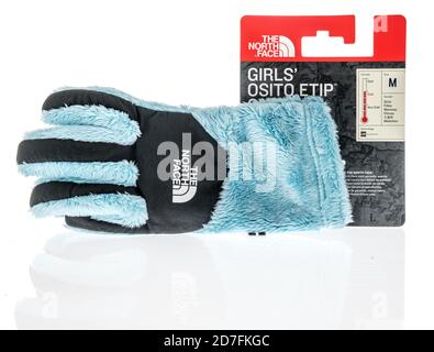 Winneconne, WI - 18. Oktober 2020: Ein Paket der North Face Handschuhe für den Winter auf einem isolierten Hintergrund. Stockfoto