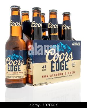 Winneconne, WI - 18. Oktober 2020: Ein Sechserpack Coor Edge alkoholfreies Bier auf einem isolierten Hintergrund. Stockfoto