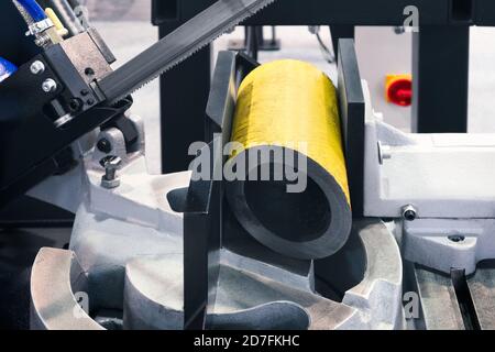 Industrielle Metallbearbeitung Schneiden von leeren Detail durch mechanische elektrische Säge Stockfoto