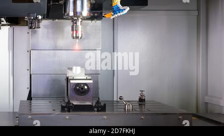 Betreiber Inspektion dimension Metallteilen von CMM nach Bearbeitung in der industriellen Produktion. Stockfoto
