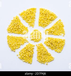 Hirsebrei, Hirsegrundeln auf weißem Grund, Schneeflocke aus Hirsekörnern, Blume aus Getreide Stockfoto