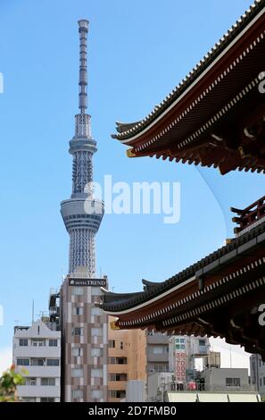 Das Dach der Haupthalle des Senso-Ji Tempels mit Tokyo Skytree im Hintergrund.Asakusa.Tokyo.Japan Stockfoto