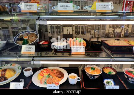 Kunststoff-Lebensmittel-Replik mit Preisschildern anzeigen außerhalb eines Restaurant in Asakusa.Tokyo.Japan Stockfoto