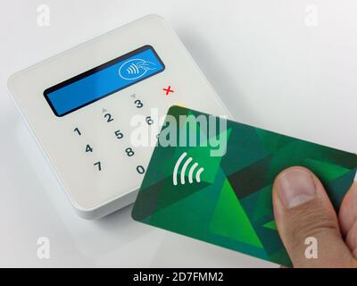 Closeup Kontaktlose Zahlung per Kredit- oder Debitkarte erfolgreich Stockfoto