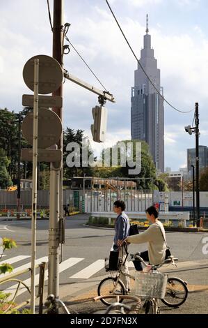 Der Blick auf das NTT Docomo Yoyogi Gebäude von Shinjuku mit Ein Fußgänger und ein Radfahrer.Tokyo.Japan Stockfoto