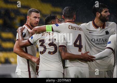 10/22/2020, Bern, Wankdorf Stadium, UEFA Europa Cup: BSC Young Boys - ALS Roma jubelt Roma mit einem 1:2-Tor. Von links # 9 Edin Dzeko (Roma), # 33 Bruno Peres (Roma), # 4 Bryan Cristante (Roma), # 20 Federico Fazio (Roma) Quelle: SPP Sport Pressefoto. /Alamy Live Nachrichten Stockfoto