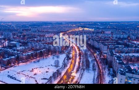 Luftbild Stadt Winterblick mit Straßenkreuzungen und Straßen, Häusern, Gebäuden, Parks. Hubschrauber Drohne geschossen. Breites Panoramabild. Charkiw, Ukraine Stockfoto