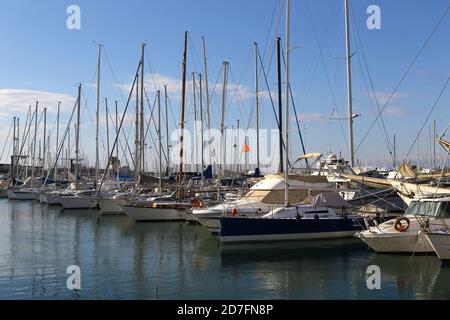 Genua, Italien. Vorderansicht von Yachten und Segelbooten, die am Flughafen Marina Genua vor einem schönen blauen Himmel festgemacht sind. Stockfoto