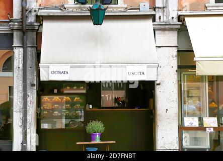 Venedig, Italien. Juni 25, 2020. Die Bar ist nach der nationalen Sperrzeit geöffnet, mit italienischen Textschildern, die Kunden anzeigen, wo sie ein- und aussteigen sollen Stockfoto