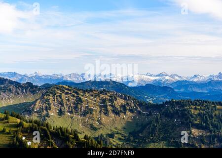 Blick vom Hochgrat bei Oberstaufen (Bayern, Bayern, Deutschland) auf die alpen in Tirol, Vorarlberg. Hochvogel, groß, Grosser Klottenkopf, Stockfoto