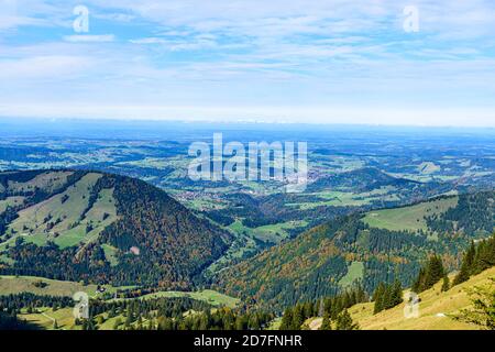 Blick vom Hochgrat bei Oberstaufen (Bayern, Bayern, Deutschland) durch die alpen. Guter Wanderweg. Stockfoto