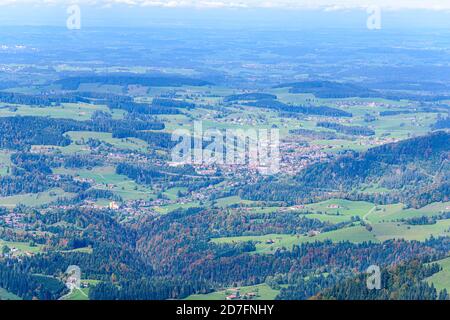 Blick vom Hochgrat bei Oberstaufen (Bayern, Bayern, Deutschland) durch die alpen. Guter Wanderweg. Stockfoto