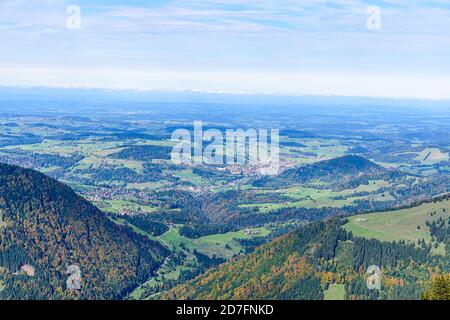 Blick vom Hochgrat bei Oberstaufen (Bayern, Bayern, Deutschland) durch die alpen. Guter Wanderweg. Stockfoto