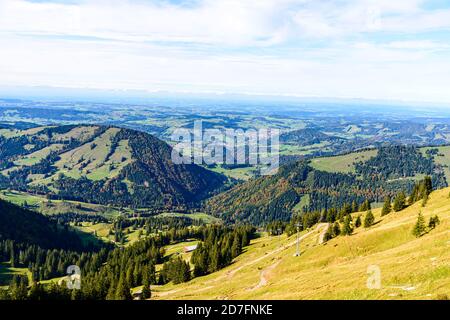 Blick vom Hochgrat bei Oberstaufen (Bayern, Bayern, Deutschland) durch die alpen. Guter Wanderweg. Stockfoto