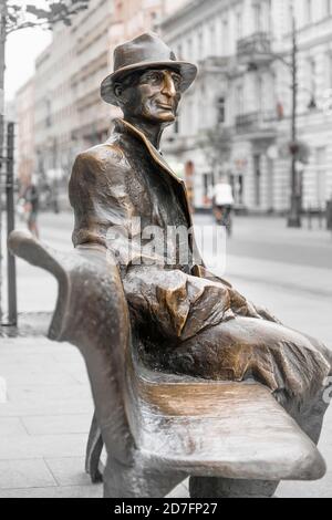 LODZ, POLEN - 28. JULI 2016: Denkmal für Julian Tuwim an der Stelle der Piotrkowska Straße in Lodz, Polen Stockfoto