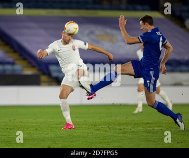 22. Oktober 2020; King Power Stadium, Leicester, Midlands, England; UEFA Europa League Football, Leicester City gegen Zorya Luhansk; Jonny Evans von Leicester City und Mihailo Perovic vom FC Zorya Luhansk treffen aufeinander, während sie auf dem Ball zusammenstoßen Stockfoto