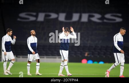 Gareth Bale (Mitte) von Tottenham Hotspur ist beim UEFA Europa League-Spiel der Gruppe J im Tottenham Hotspur Stadium in London zu Fuß zu erreichen. Stockfoto