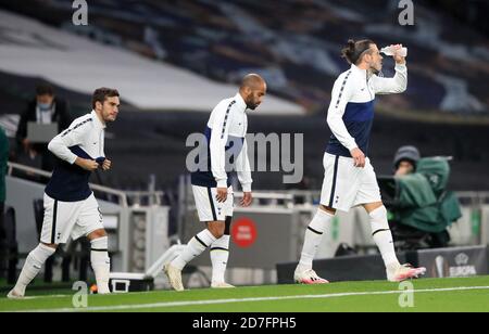 Gareth Bale von Tottenham Hotspur (rechts) geht zum UEFA Europa League-Spiel der Gruppe J im Tottenham Hotspur Stadium in London. Stockfoto