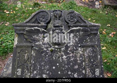 Detail aus einem Grabstein aus dem 18. Jahrhundert in St. Cuthbert's Churchyard, Edinburgh, Schottland, Großbritannien. Stockfoto