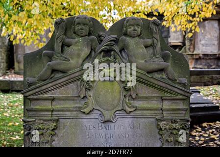 Detail aus einem Grabstein aus dem 18. Jahrhundert in St. Cuthbert's Churchyard, Edinburgh, Schottland, Großbritannien. Stockfoto