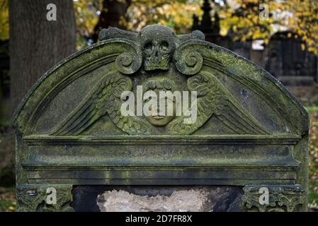 Detail aus einem Grabstein aus dem 18. Jahrhundert in St. Cuthbert's Churchyard, Edinburgh, Schottland, Großbritannien. Stockfoto