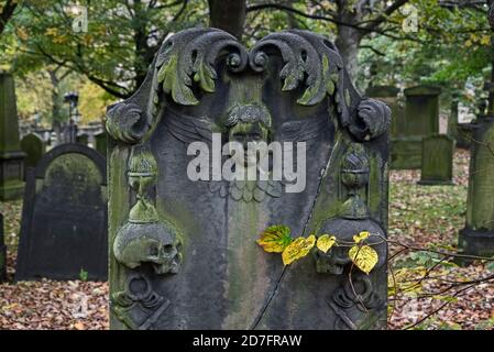 Detail aus einem Grabstein aus dem 18. Jahrhundert in St. Cuthbert's Churchyard, Edinburgh, Schottland, Großbritannien. Stockfoto