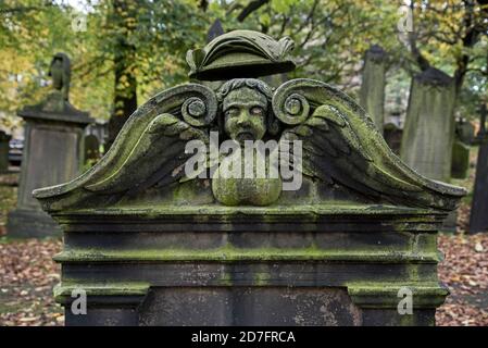 Detail aus einem Grabstein aus dem 18. Jahrhundert in St. Cuthbert's Churchyard, Edinburgh, Schottland, Großbritannien. Stockfoto