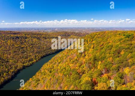 Luftdrohnenaufnahme des Cheat-Flusses, der im Herbst durch eine enge bewaldete Schlucht in Richtung Cheat Lake bei Morgantown, WV fließt Stockfoto