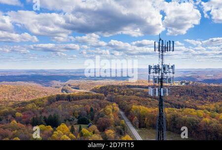 Luftaufnahme des Mobiltelefonturms über bewaldeten ländlichen Gebieten Gegend von West Virginia, um den Mangel an Breitband-Internet zu veranschaulichen Service Stockfoto