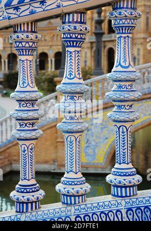 Plaza de España, Sevilla, Spanien. Schöne Balustrade mit blauen Keramikbalustern Stockfoto